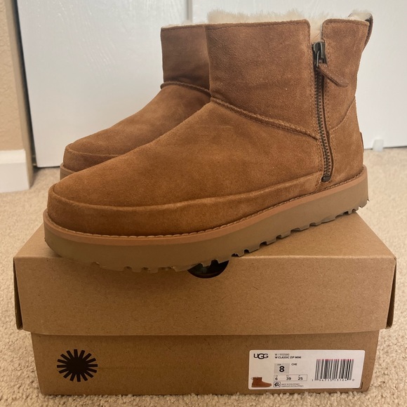 UGG Classic Zip Mini - Picture 1 of 1